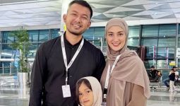 Atiqah Hasiholan Sambut 2025 dengan Umrah Bersama Keluarga - JPNN.com