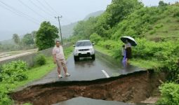 Banjir Memutus Jalan di Sekotong Lombok - JPNN.com