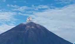 Gunung Semeru Erupsi Lagi, Tinggi Kolom Letusan 700 Meter - JPNN.com