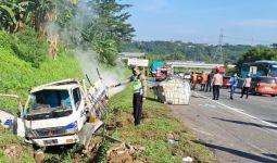 Bus Gunung Harta Tabrak Truk Muatan Bahan Kimia di Tol Semarang-Solo - JPNN.com