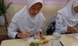 Dapat Cuan, Siswi SMP Palembang Dukung Makan Bergizi Gratis - JPNN.com