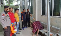 Pria di Palembang Meninggal dalam Posisi Duduk di Samping Puskesmas Padang - JPNN.com