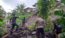 3 Rumah Rusak Tergerus Tanah Longsor di Lombok Timur - JPNN.com