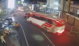 Bus Pariwisata dari Bali Menabrak 4 Mobil dan 2 Motor di Kota Batu, 4 Meninggal - JPNN.com