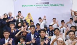 Santri Disabilitas di Bandung Terima Beasiswa Pendidikan Khusus - JPNN.com