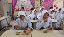 Prabowo Luncurkan Makan Bergizi Gratis, Pedagang Kantin Sekolah Menangis - JPNN.com