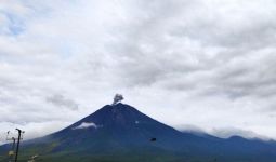 Gunung Semeru Erupsi Lagi Sabtu Pagi, Tinggi Kolom Letusan 600 Meter di Atas Puncak - JPNN.com