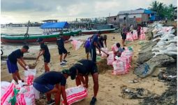 TNI AL dan Masyarakat Bergotong Royong Bangun Tanggul Penahan Abrasi Pantai di Nunukan - JPNN.com