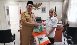 Puluhan Tahun Mengabdi Penuh Dedikasi, Guru SLB di Cibinong Dapat Hadiah Umrah dari Pemkab Bogor - JPNN.com