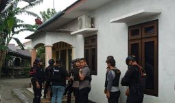 Kepung Pelaku Penembakan Anggota Polisi Militer, TNI-Brimob Bersenjata Lengkap, Tegang - JPNN.com