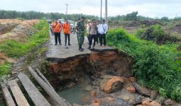 Jalan Penghubung di Babat Toman Putus Total Akibat Longsor - JPNN.com