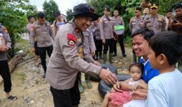 Momen Brigjen Jossy Jadi Pelipur Lara Warga Kampar di Tengah Bencana Banjir - JPNN.com