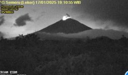 Gunung Semeru Erupsi pada Jumat Malam, Tinggi Kolom Letusan 400 Meter - JPNN.com