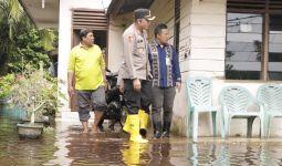 Ratusan Rumah di Siak Dilanda Banjir, Kapolres Turun Pastikan Kebutuhan Warga Terpenuhi - JPNN.com