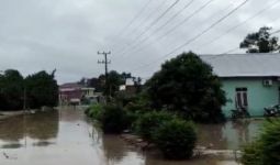 Banjir Rendam Puluhan Rumah di Riau Silip Bangka, Warga Diminta Tetap Waspada - JPNN.com