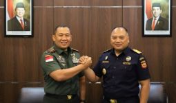 Bea Cukai dan TNI Terus Bersinergi Memperkuat Pengawasan di Jatim dan Kalbar - JPNN.com