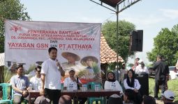 Yayasan GSN dan PT Atthaya Salurkan Bantuan Pupuk kepada Petani Majalengka - JPNN.com