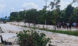 Jalan Penghubung Semarang-Purwodadi Lumpuh Total Gegara Tanggul Sungai Jebol - JPNN.com