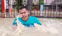 Viral, SMPN 5 Brebes Dilanda Banjir, Pria Berkaus Biru Ini Curhat Belum Dapat Makan Bergizi Gratis - JPNN.com