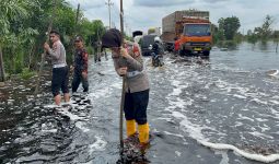 Banjir Merendam Jalintim KM 83, Polres Pelalawan Lakukan Berbagai Langkah Penanganan - JPNN.com