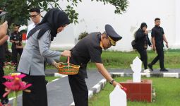 Peringati Hari Bakti Imigrasi, Kanim Serang Gelar Tabur Bunga di TMP Ciceri - JPNN.com