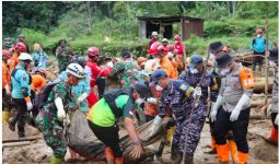 TNI AL Mengevakuasi 2 Orang Korban Terdampak Tanah Longsor di Pekalongan - JPNN.com