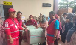 Ketum PMI Agung Laksono Berikan Bantuan kepada Korban Kebakaran di Kemayoran - JPNN.com