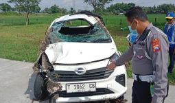 Pecah Ban, Sigra Tabrak Bus di Tol Ngawi-Solo, 2 Orang Tewas, 6 Luka-Luka - JPNN.com