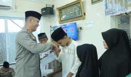 Peringati Isra Mikraj, Polres Inhu Santuni Anak Yatim - JPNN.com