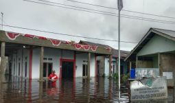 Banjir Merendam 8.016 Rumah Warga di Sambas - JPNN.com