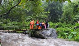 Lagi Berkemah, 3 Remaja di Jepara Tertimpa Tanah Longsor, 1 Orang Hilang - JPNN.com