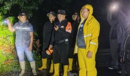 Banjir Memutus Jalan di Kediri - JPNN.com