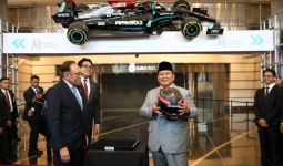 Anwar Ibrahim Tertawa Saat Prabowo Berseloroh Meminta Mobil F1 - JPNN.com