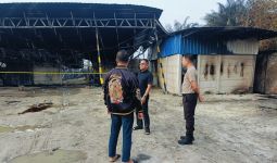 Gudang di Rumbai Pekanbaru Terbakar, Diduga Tempat Penyimpanan BBM Ilegal - JPNN.com