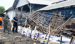 Gelombang Pasang Menghantam Rumah Warga di Situbondo - JPNN.com