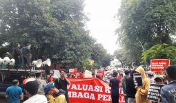 Kejari Bandung Dianggap Lalai Menangkap Terpidana Penipuan, Massa Demo Kejagung - JPNN.com