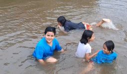 Anak-anak Ceria Menyambut Banjir Semarang, Berenang & Belajar di Rumah - JPNN.com