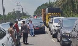 Geram, Warga Adang Mobil Pelat Merah BM 52 yang Lawan Arus Saat Macet di Lintas Pekanbaru-Siak - JPNN.com