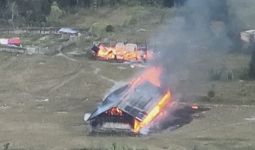 Brutal, KKB Bakar Gedung Sekolah & Kantor Kampung di Puncak - JPNN.com