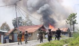 Bentrokan Pendukung Paslon Pilkada Puncak Jaya: 7 Rumah Dibakar, 1 Nyawa Melayang - JPNN.com