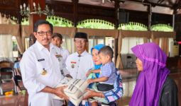 Nana Sudjana Salurkan Bantuan Penanganan Banjir Kudus Senilai Rp 382 Juta - JPNN.com