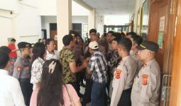 Keluarga Korban Kecewa, Sidang Vonis Pembunuhan di Sukabumi Berlangsung Ricuh - JPNN.com