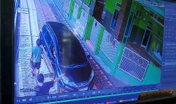 Pengendara di Palembang Ini Diduga Sengaja Melindas Sajadah, Aksinya Terekam CCTV, Viral - JPNN.com