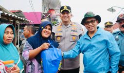 Kapolres Tanjung Priok Gelar Jumat Curhat dan Bagikan Sembako di Rumah Apung Muara Angke - JPNN.com