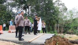 Ada Jalan Putus di Kuansing, AKBP Angga Minta Perbaikan Segera Dilakukan - JPNN.com