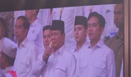 Cieee, Jokowi dan Gibran Kompak, Berdiri Mengapit Prabowo - JPNN.com