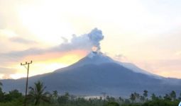 Gunung Lewotobi Laki-laki Erupsi Lagi, Lontarkan Abu Setinggi 900 Meter - JPNN.com