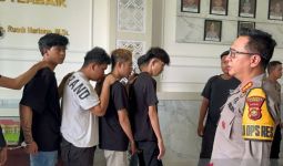 Sadis, 5 Pemuda Ini Tusuk Anggota Brimob, Korban Juga Dipukul - JPNN.com