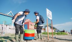 Patut Ditiru, Relawan Bakti BUMN Sapu Bersih Sampah di Pantai Lampu Satu Merauke - JPNN.com