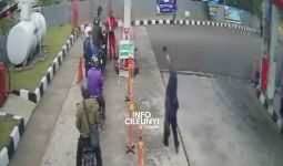 Heboh Mak-Mak Bawa Celurit Kejar Petugas SPBU di Cinunuk Bandung - JPNN.com